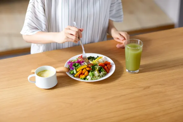 A person eating a healthy meal to help manage symptoms and cure PCOD naturally.